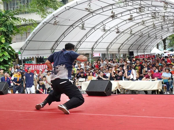 台湾高雄 2017年7月14日 一名男舞蹈家参加2018街头艺术节的嘻哈比赛 — 图库照片