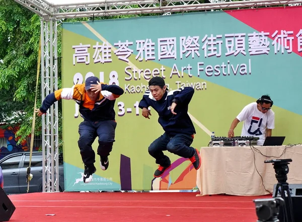 Kaohsiung Tajvan 2017 Július Két Férfi Táncos Részt Vesz Hip — Stock Fotó