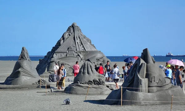 Kaohsiung Taiwan Julio 2018 Los Visitantes Disfrutan Las Esculturas Arena — Foto de Stock