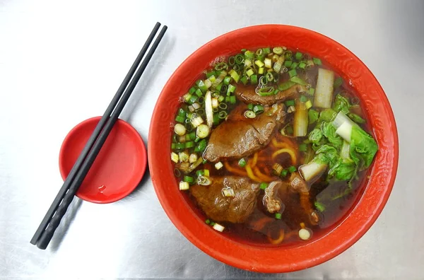 Bräserad Nötkött Buljong Med Nudlar Och Gräslök Populär Maträtt Taiwan — Stockfoto