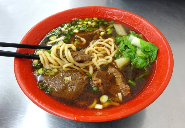 Bräserad Nötkött Buljong Med Nudlar Och Gräslök Populär Maträtt Taiwan — Stockfoto