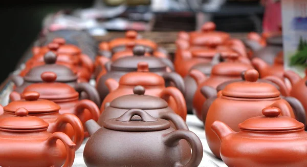 市场摊位出售中国陶瓷茶壶 — 图库照片
