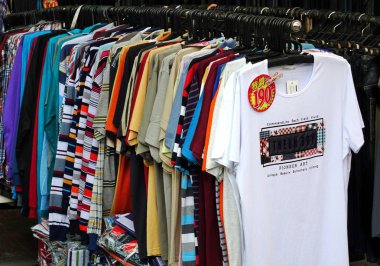 Kaohsiung, Tayvan--18 Ağustos 2018: bir sokak satıcısı Nan Hua turist piyasada satıyor ucuz t-shirtler.