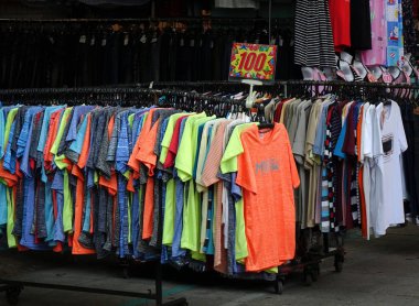 Kaohsiung, Tayvan--18 Ağustos 2018: bir sokak satıcısı Nan Hua turist piyasada satıyor ucuz t-shirtler