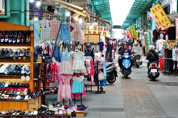 台湾高雄 2018年8月18日 南华旅游市场主要销售价格实惠的服装和鞋 Cildren 和年轻人 — 图库照片