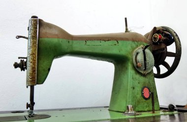 Foo tarafından işletilen bağbozumu eski dikiş makinesi