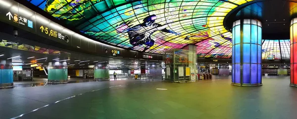 台湾高雄 2018年9月13日 高雄捷运台大道站的大堂设有大型公共艺术玻璃设施 — 图库照片