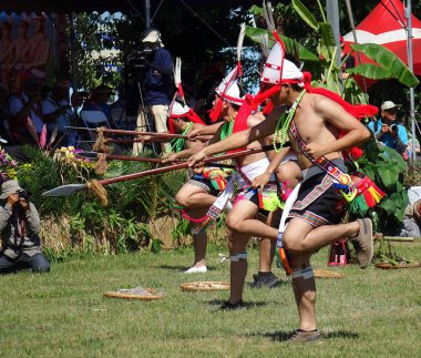 KAOHSIUNG, TAIWAN -- 29 Eylül 2018: Geleneksel Amis kabilesi üyeleri yıllık hasat festivaline katıldılar.