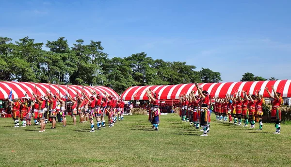 Kaohsiung Taiwan Septiembre 2018 Miembros Tribu Indígena Amis Con Trajes — Foto de Stock