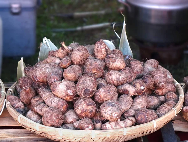 Vendeur Marché Vend Des Racines Taro Légume Populaire Taiwan — Photo