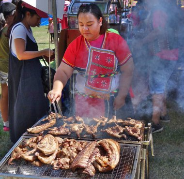 Kaohsiung, Tayvan - 29 Eylül 2018: geleneksel kostüm yerli Amis kabilesi üyesi aşçılar et yıllık hasat festivali