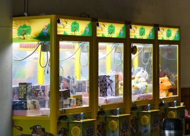 Kaohsiung, Tayvan--19 Ekim 2018: pençe vinç oyunu makineleri birçok boş mağaza cephede işgal Tayvan, en son moda haline gelmiştir