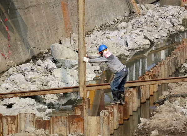 Kaohsiung Taiwan Outubro 2018 Trabalhador Construção Civil Guia Colocação Uma — Fotografia de Stock