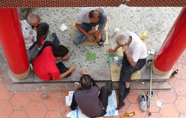 Kaohsiung Taiwan October 2018 Four Elderly Men Play Checkers Roof — Stock Photo, Image