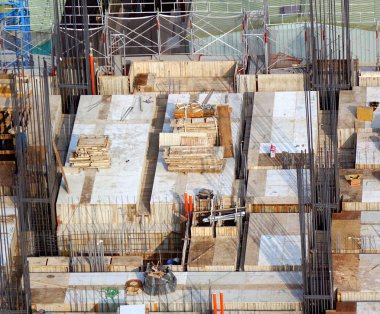 Şantiye apartmanın yukarıda da görüleceği için