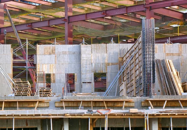 大型钢梁和木结构施工现场 — 图库照片