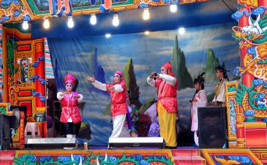 Kaohsiung, Tayvan--26 Ekim 2018: Tayvan Halk opera bir tapınak kutlama bir parçası olarak bir açık kamusal alan yapılır.