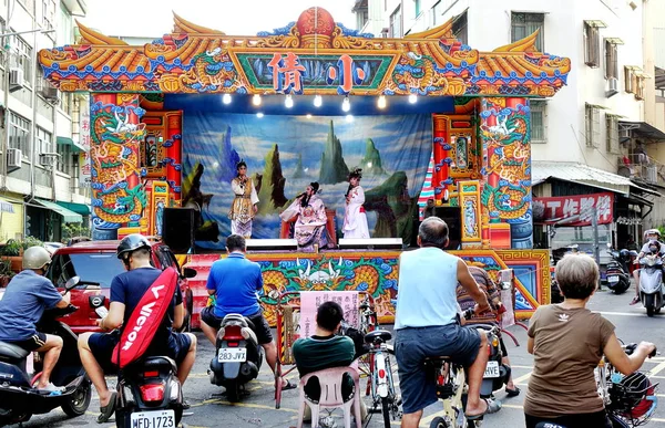 高雄市 2018 寺院の祭典の一部として屋外公共空間における台湾民俗オペラが上演され — ストック写真