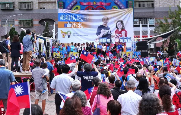 Kaohsiung Taiwan Noviembre 2018 Los Partidarios Ondean Banderas Nacionales Mitin —  Fotos de Stock