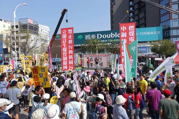 台湾高雄 一名发言人向聚集在一起参加反严重空气污染问题示威的抗议者发表讲话 — 图库照片