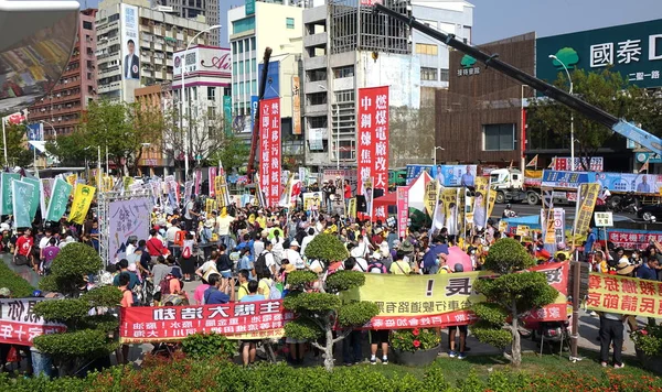 Kaohsiung Taiwan Noviembre 2018 Manifestantes Reúnen Para Participar Una Manifestación —  Fotos de Stock