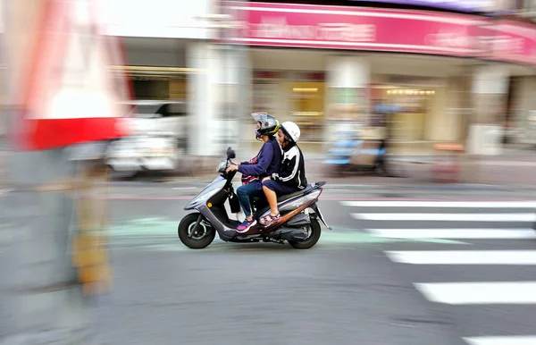 高雄市 2018 台湾自慢 1500 万登録スクーター 世界の最高のオートバイの密度 イメージ機能モーション ブラーします — ストック写真
