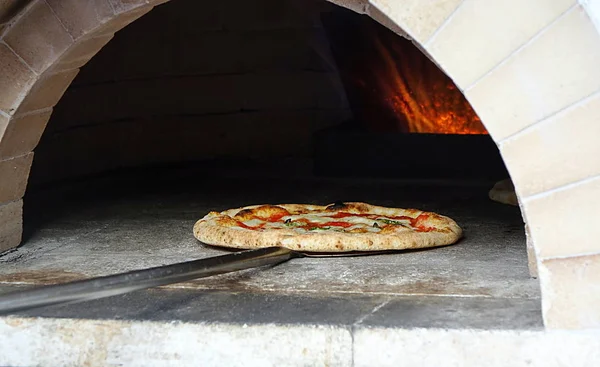 Margherita Pizza Com Tomate Queijo Manjericão Fresco Está Assando Forno — Fotografia de Stock