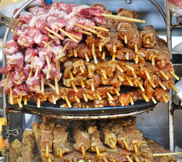 Uma Barraca Comida Rua Taiwan Oferece Uma Variedade Espetos Carne — Fotografia de Stock