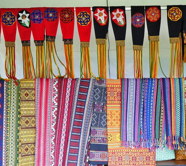 先住民の芸術品や工芸品 屋外市場で販売 — ストック写真