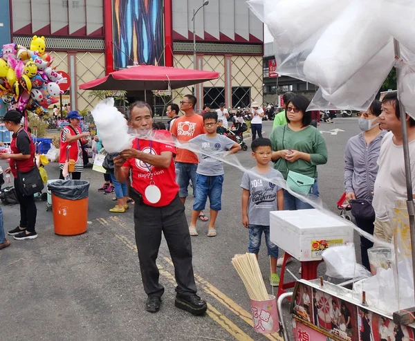 高雄市 2018 地元の屋外イベントで綿菓子を作るが実力も発揮 ストリート ベンダー — ストック写真