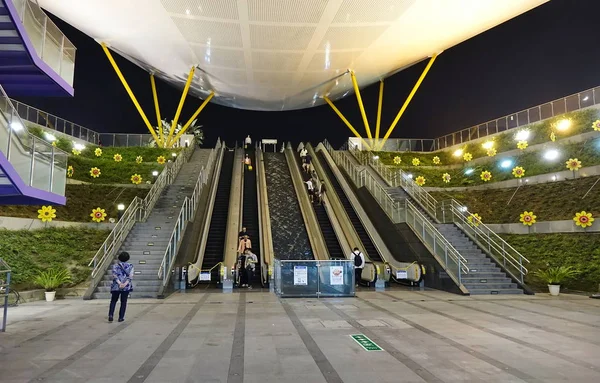 Kaohsiung Taiwan Dezembro 2018 Saída Entrada Moderna Estação Central Park — Fotografia de Stock