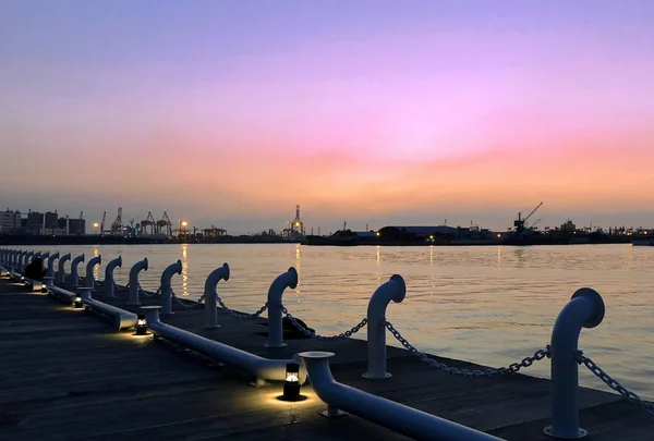栄光の桟橋から見た日没後の高雄港の美しい景色 — ストック写真