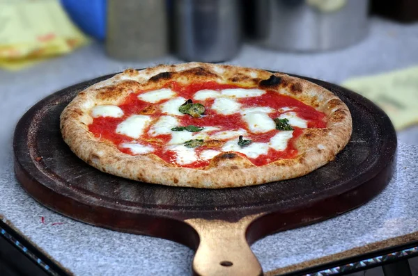 Pizza Margherita Med Tomater Ost Frisk Basilikum Placeret Skærebræt - Stock-foto