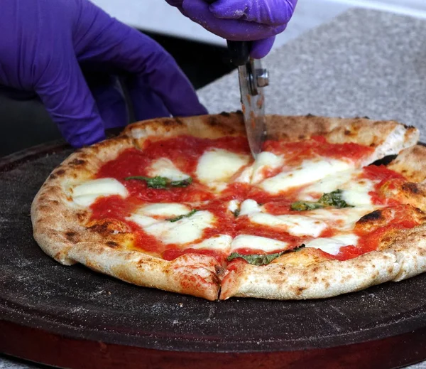 Margherita Pizza Com Tomate Queijo Manjericão Fresco Está Sendo Cortado — Fotografia de Stock