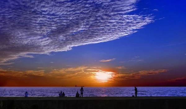 Beautiful Dramatic Ocean Sunset Cloudscape People Watching Pier — Stock Photo, Image