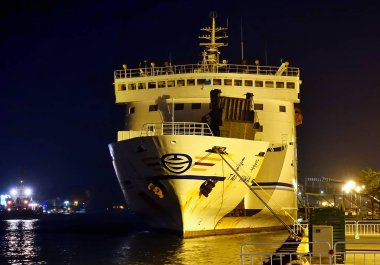 Kaohsiung, Tayvan--22 Aralık 2018: Tayvan ve Dış Adaları arasında büyük bir otomobil ve kamyon Feribot İskelesi'gece tarafından demirlemiş olan