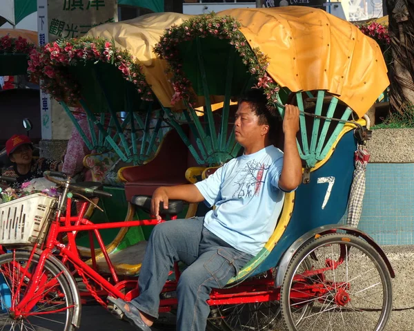 Kaohsiung Taiwan December 2018 Driver Traditional Cycle Rickshaw Rests Afternoon — Stock Photo, Image