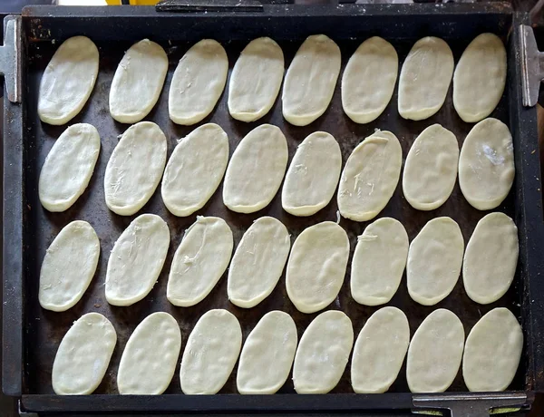 Ein Tablett Mit Chinesischem Ochsenzungengebäck Steht Zum Backen Bereit — Stockfoto