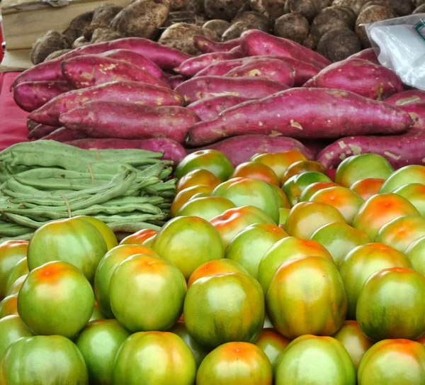 市場の屋台は トマト 会社豆やサツマイモなどの新鮮な野菜を販売しています — ストック写真