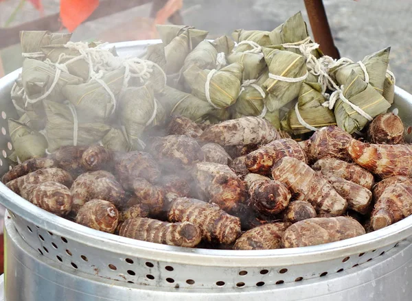 Boulettes Riz Collantes Chinoises Enveloppées Dans Des Feuilles Des Racines — Photo