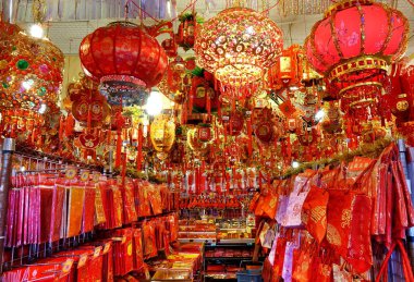 Kaohsiung, Tayvan--13 Ocak 2019: bir mağaza şanslı Çin atasözü ile dekore edilmiş süslemeleri için Çin yeni yıl 2019, fenerler, çanta ve posterler gibi satıyor.