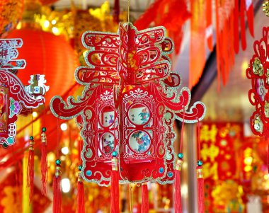 Kaohsiung, Tayvan--13 Ocak 2019: bir mağaza şanslı Çin atasözü ile dekore edilmiş süslemeleri için Çin yeni yıl 2019, fenerler, çanta ve posterler gibi satıyor.