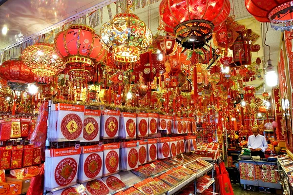 台湾高雄 2019年1月13日 一家商店出售2019年中国新年的装饰 如灯笼 袋子和用中国幸运谚语装饰的海报 — 图库照片