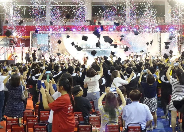 Tainan Taiwan Junio 2018 Los Graduados Lanzan Sus Gorras Aire — Foto de Stock