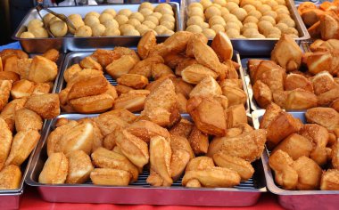 Derin kızarmış Çin ekmek buns bir piyasa ahır satıyor