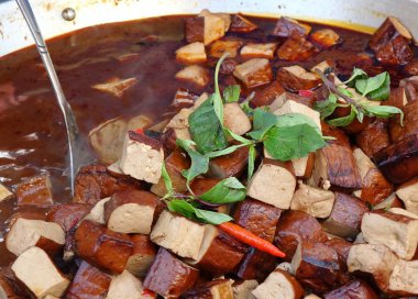 Soya peyniri chilies ve taze fesleğen ile basıldığında