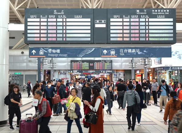 Kaohsiung Taiwan Januari 2019 Pendelaars Reizigers Menigte Concourse Van Het — Stockfoto