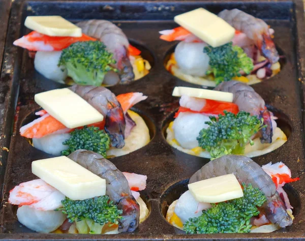 Bandeja de cozimento com frutos do mar e queijo — Fotografia de Stock