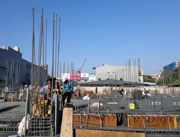 Werknemers op de bouwplaats appartement — Stockfoto