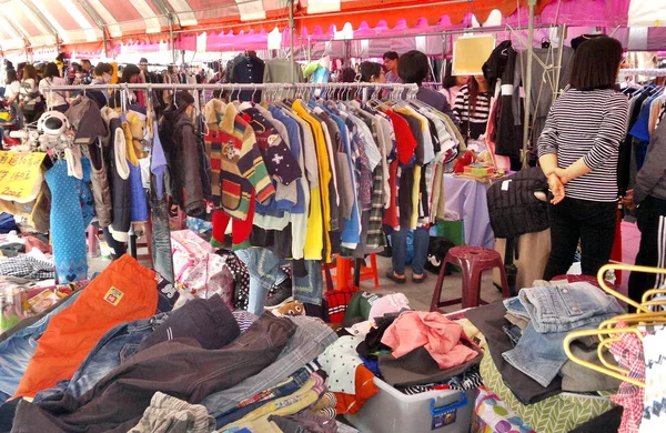 Открытый рынок подержанной одежды — стоковое фото